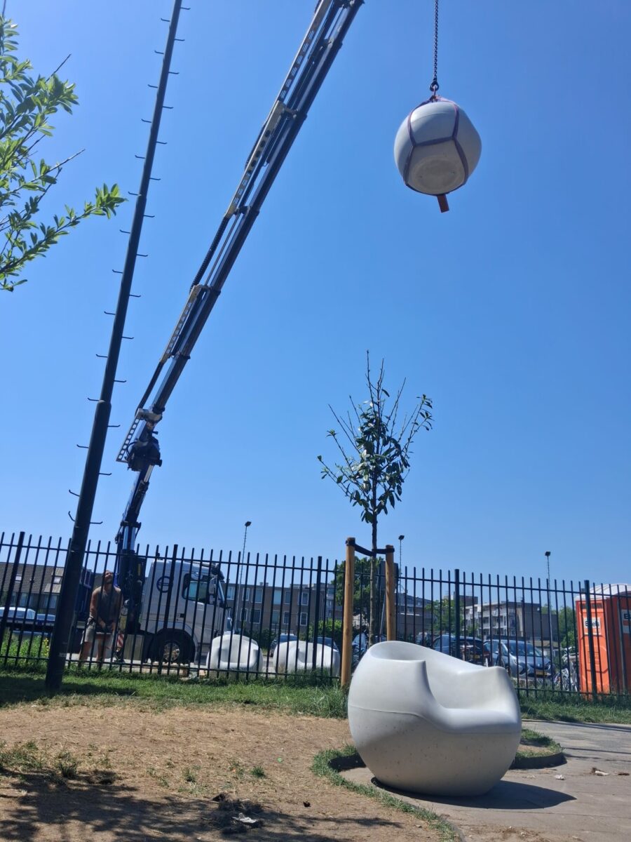 Betonnen zitelementen Stool lijn geplaatst bij school in Gouda 4 Plaatsing van betonnen Stool zitelementen met hijskraan in Gouda
