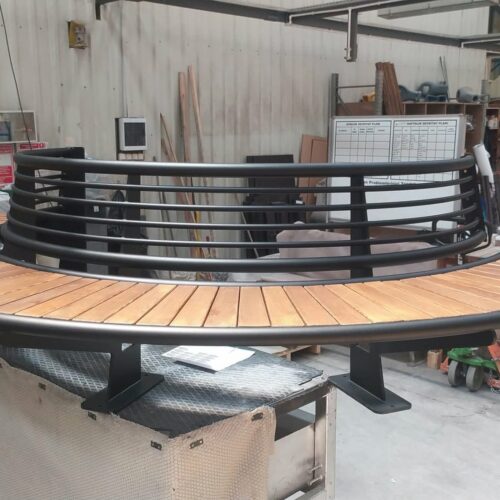 Boombanken model Yuvar 47 Productiefoto van boombank Yuvar met stalen constructie in de werkplaats