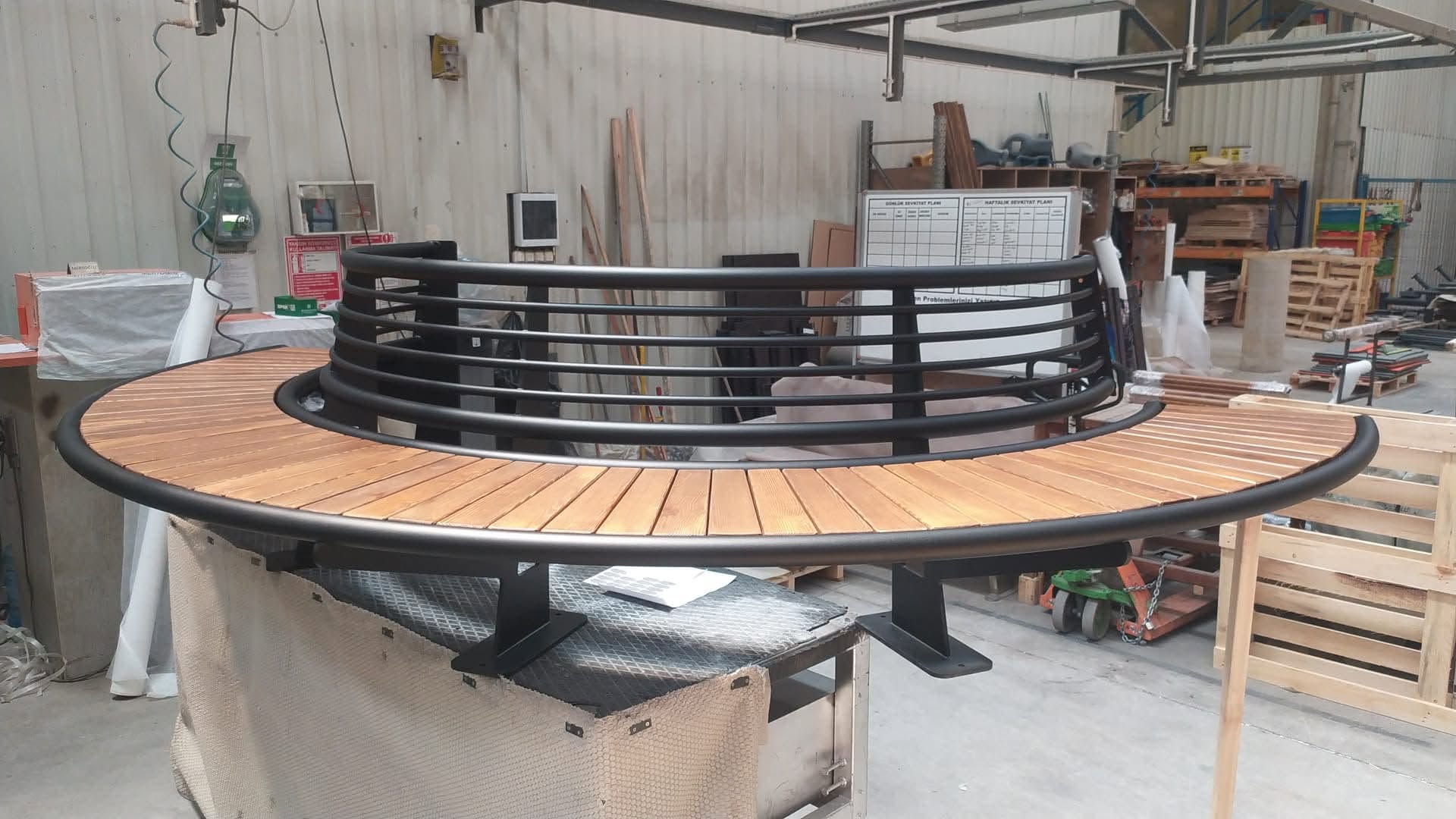 Boombanken model Yuvar 24 Productiefoto van boombank Yuvar met stalen constructie in de werkplaats