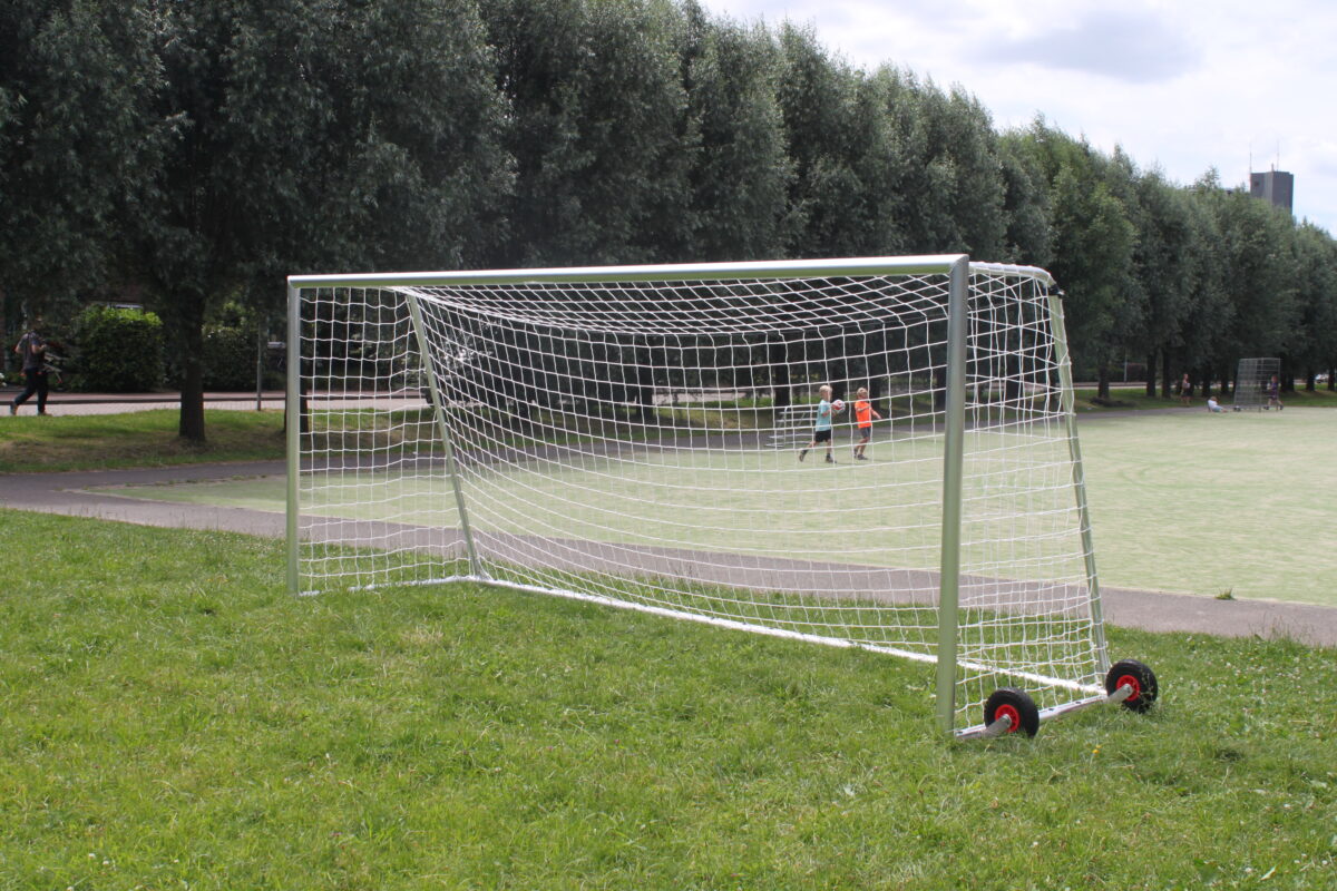 Ballenvanger van 7 meter hoog geplaatst bij trainingscomplex in Hoenderloo 8 Pupillen voetbaldoel JVD150 5 × 2 meter als verplaatsbaar kruiwagenmodel