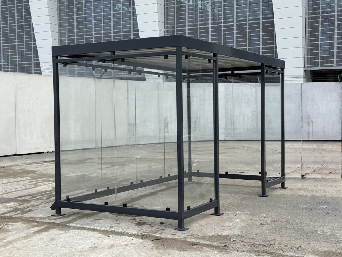 Rookoverkapping Myla geplaatst in Den Haag 2 Rookoverkapping Myla 4 x 2 meter met glazen wanden voor bedrijfsterrein