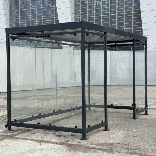 Rookoverkapping Myla 4 x 2 meter met glazen wanden voor bedrijfsterrein