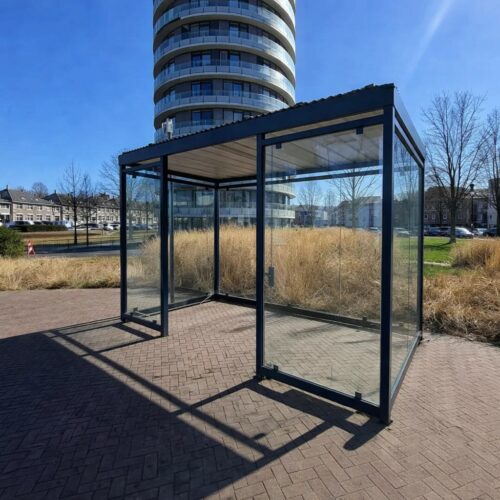Rookoverkapping met glazen wanden 4x2m en een groen sedumdak