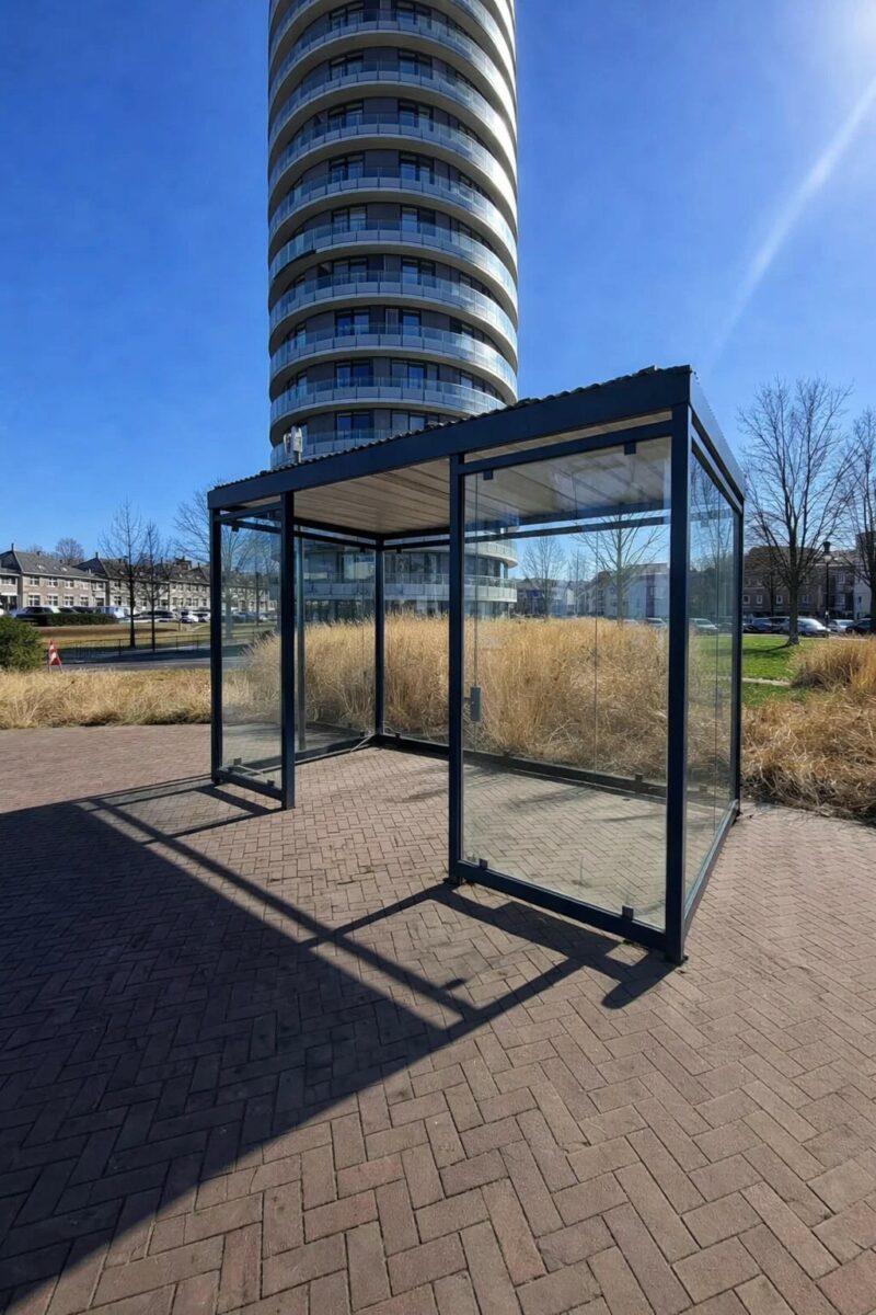 SKWshop houdt 90% van de prijzen gelijk 3 Rookoverkapping met glazen wanden 4x2m en een groen sedumdak