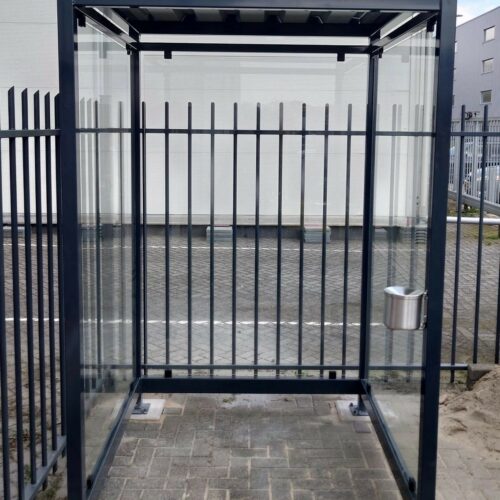 Rookoverkapping Myla Standaard 94 rookabri Myla 1,5x1,5m met glaswanden en RVS asbak Nieuw Bergen