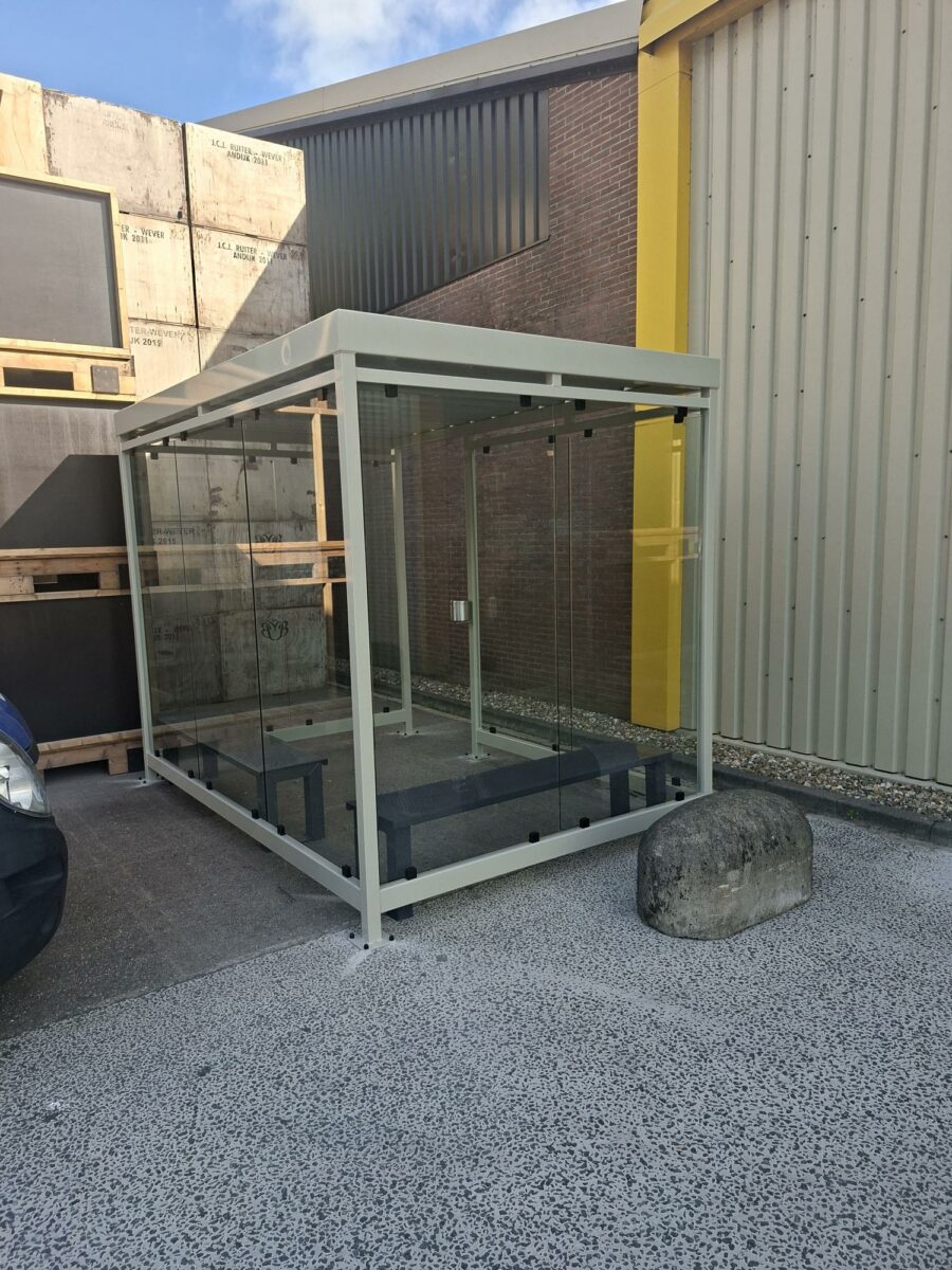 Rookoverkapping Myla 3 × 2 meter geplaatst in Andijk 2 Rookoverkapping Myla met glazen wanden en stalen frame in RAL-kleur naar keuze.