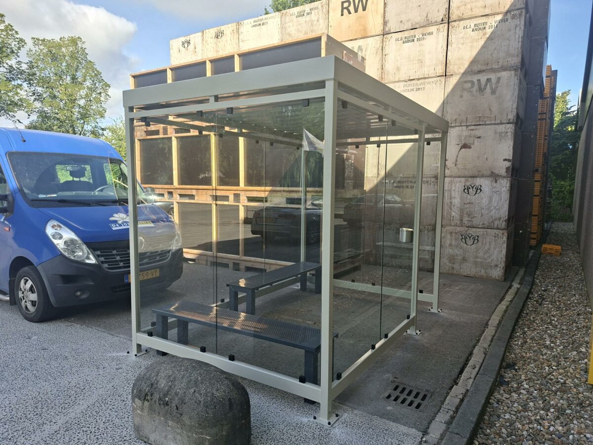 Rookoverkapping Myla 3 × 2 meter geplaatst in Andijk 3 Moderne rookoverkapping Myla met transparante glazen wanden en gepoedercoat stalen frame in RAL-kleur.