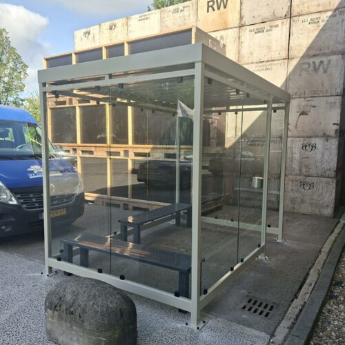 Rookoverkapping Myla 283 Moderne rookoverkapping Myla met transparante glazen wanden en gepoedercoat stalen frame in RAL-kleur.