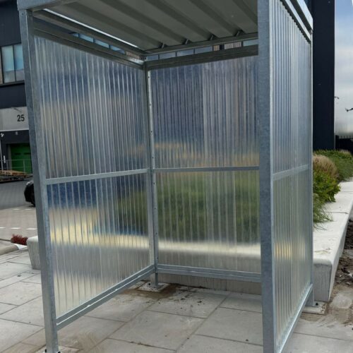 Rookhok - rookabri Perdok 52 Binnenzijde van rookoverkapping Perdok met polyester golfplaten en Cubix zelfdovende asbak bij Maersk L&SHeinz Hoofddorp