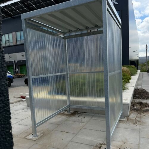 Rookhok - rookabri Perdok 33 Rokersabri Perdok met transparante golfplaten en duurzame verzinkte constructie.