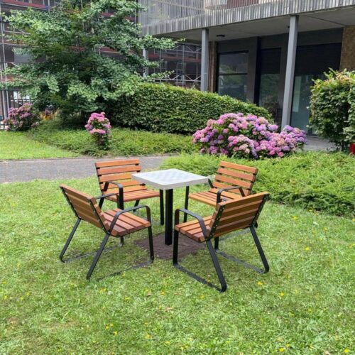 Schaaktafel voor buiten model MAT 21 Betonnen schaaktafel voor buiten met vier stoelen in Amsterdam