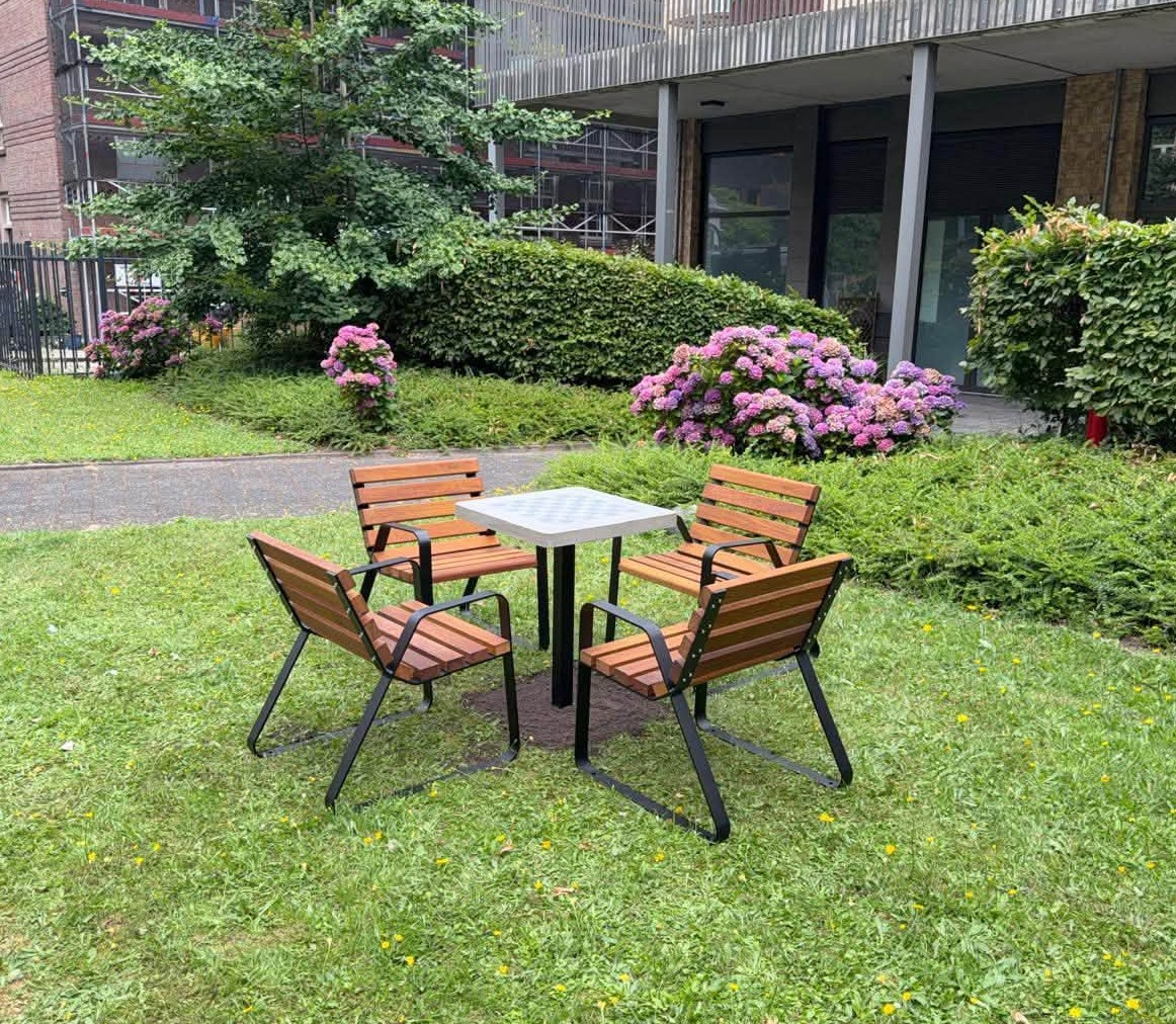 Schaaktafel voor buiten model MAT 5 Betonnen schaaktafel voor buiten met vier stoelen in Amsterdam
