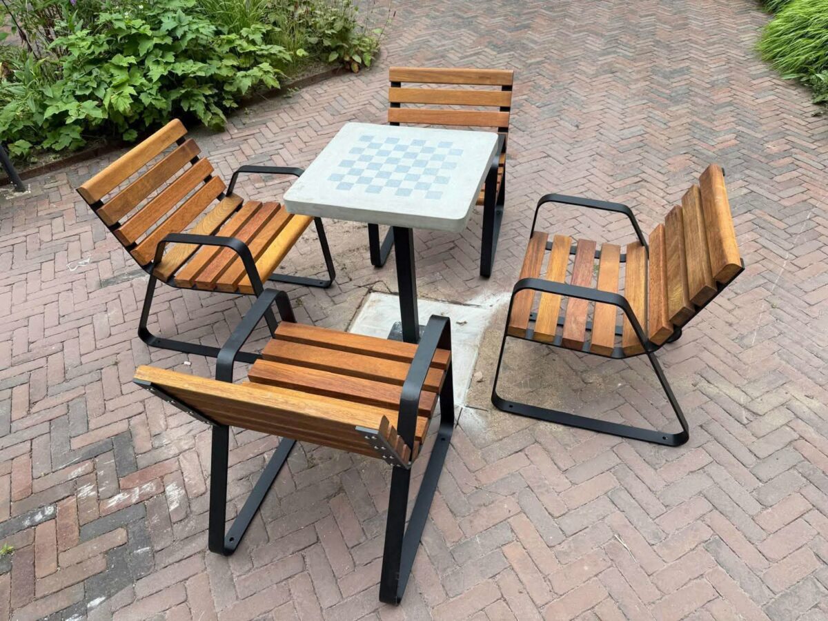 Schaaktafels MAT zorgen voor nieuwe ontmoetingsplekken bij wooncomplexen in Amsterdam 4 Betonnen schaaktafel voor buiten met vier stoelen in Amsterdam