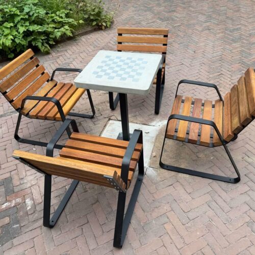 Schaaktafel voor buiten model MAT 24 Betonnen schaaktafel voor buiten met vier stoelen in Amsterdam