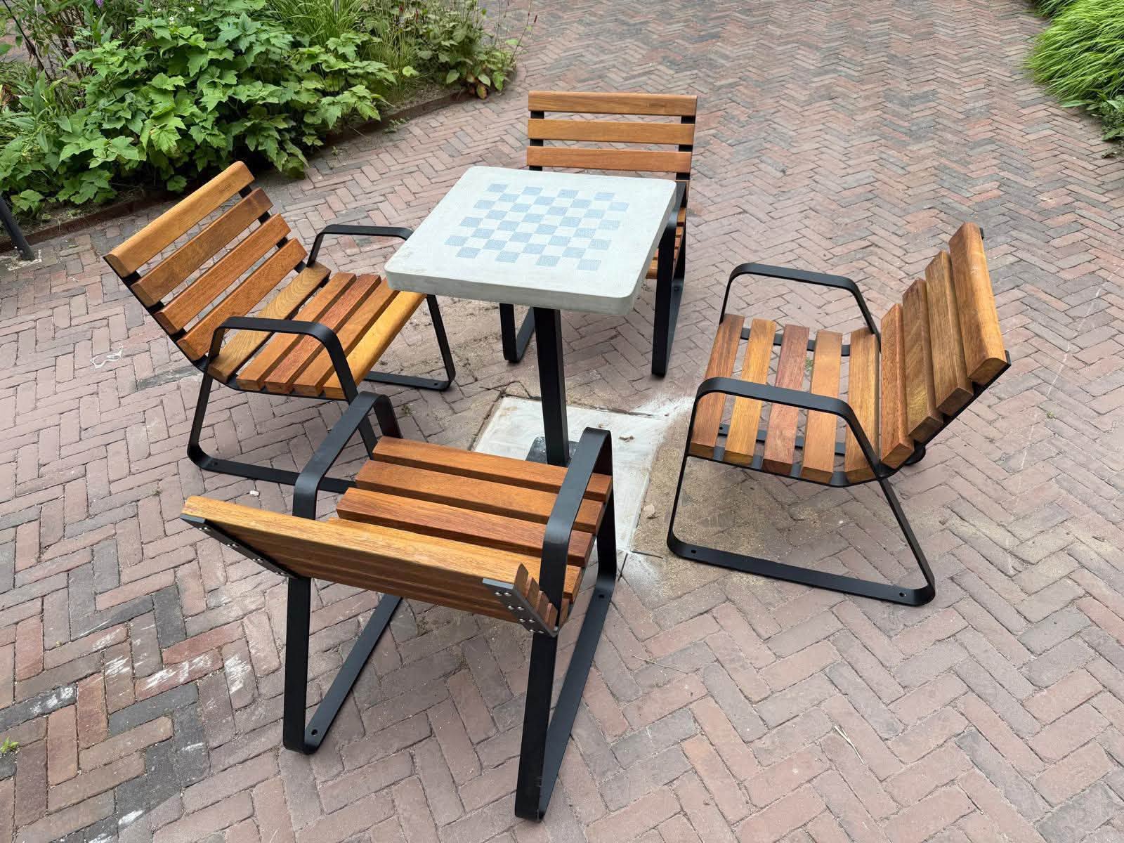 Schaaktafel voor buiten model MAT 8 Betonnen schaaktafel voor buiten met vier stoelen in Amsterdam