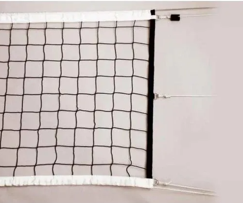 Stevig volleybalnet met houten spanstokken aan zijdes