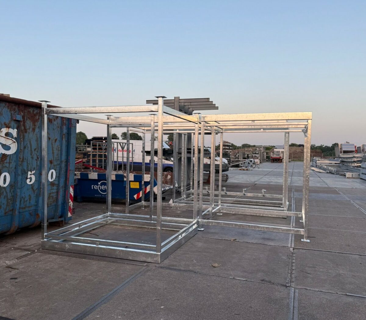 Productie gereed voor montage | SKWshop 3 Stalen frames van rookoverkapping model Myla na het thermisch verzinken, gereed om gepoetst en vervolgens gepoedercoat te worden.
