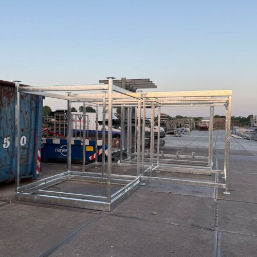 Rookoverkapping Myla 264 Stalen frames van rookoverkapping model Myla na het thermisch verzinken, gereed om gepoetst en vervolgens gepoedercoat te worden.