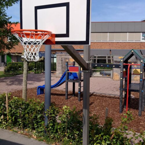 Verstelbare basketbalpaal Rothe+ 41 In hoogte verstelbare basketbalpaal in speeltuin Waddinxveen geplaatst door SKWshop