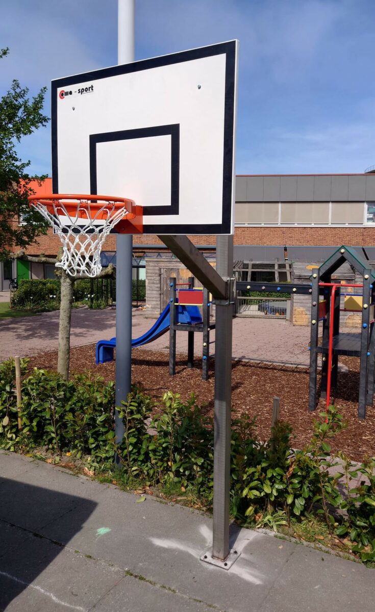 What you see is what you get – de bewuste keuze van SKWshop 2 In hoogte verstelbare basketbalpaal in speeltuin Waddinxveen geplaatst door SKWshop