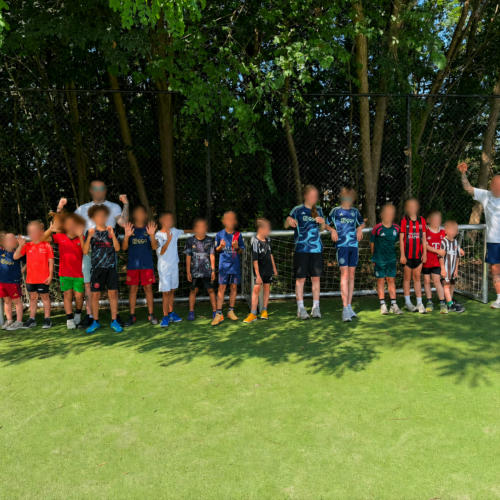 Mini pupillendoeltjes JVD195 – volledig gelast aluminium 55 Kinderen en volwassenen poseren enthousiast voor een JVD195 voetbaldoel van 3 x 1 meter bij Landal.
