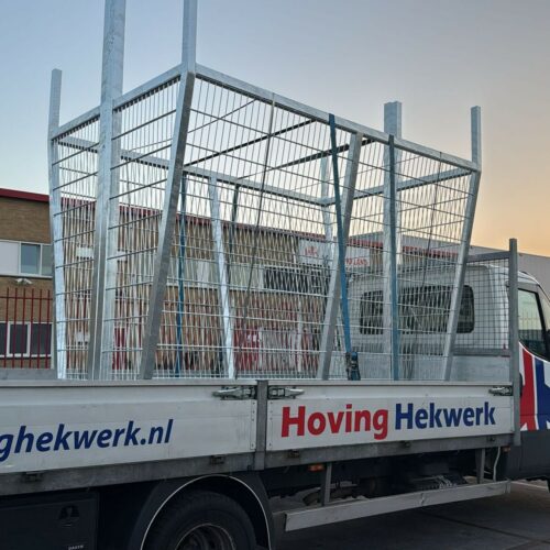 Voetbaldoeltjes model TRD300 77 Volbad thermisch verzinkte voetbaldoelen 3 x 2 meter model TRD300 op transportwagen na terugkomst uit de verzinkerij, gereed voor montage in Sneek.