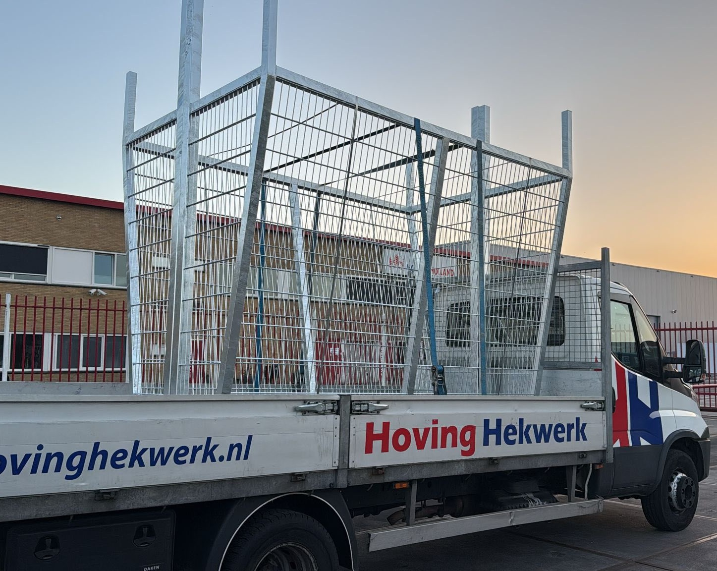 Voetbaldoeltjes model TRD300 10 Volbad thermisch verzinkte voetbaldoelen 3 x 2 meter model TRD300 op transportwagen na terugkomst uit de verzinkerij, gereed voor montage in Sneek.
