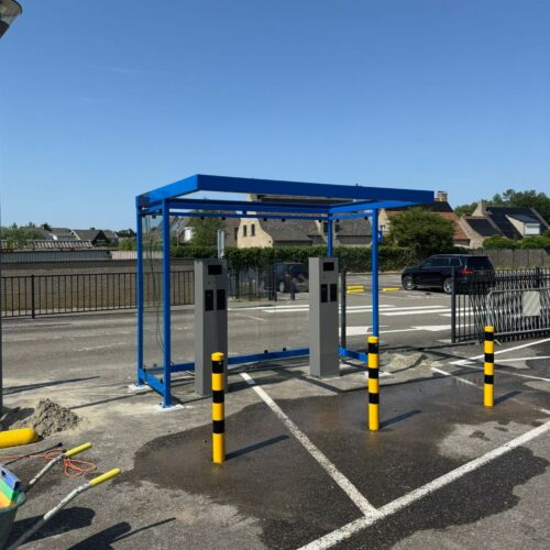 Anti-rampalen en zware parkeerpalen 89mm t/m 273mm 34 Overkapping Palermo tijdens montage bij ticketautomaten in Sluis