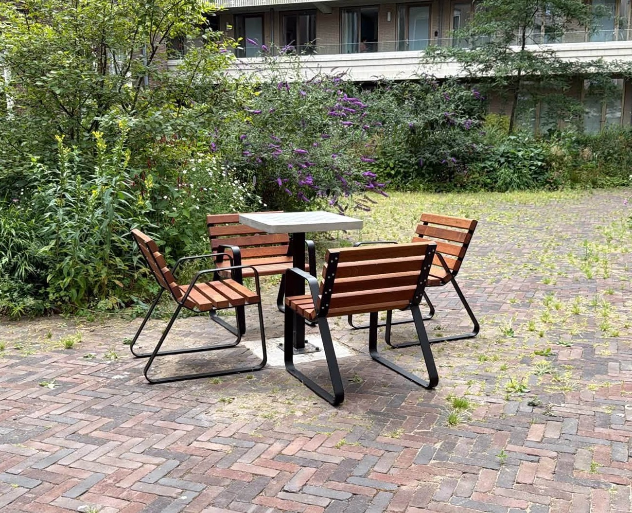 Schaaktafel voor buiten model MAT 15 buiten schaaktafel met betonnen speelblad op openbare ruimte