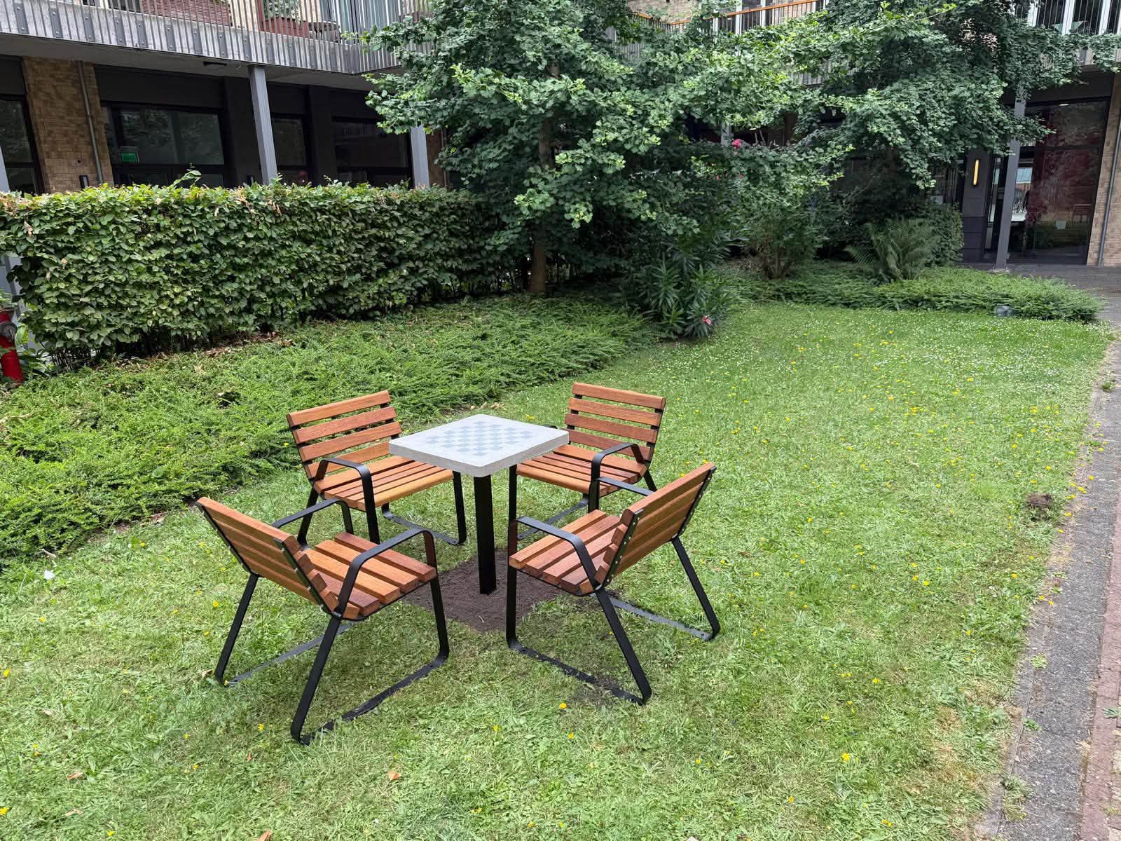 Schaaktafel voor buiten model MAT 6 Schaaktafel model Mat met 4 stoelen geleverd en gemonteerd in Amsterdam