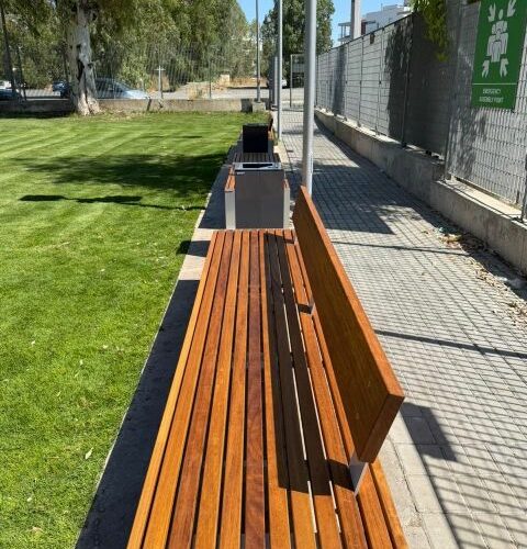 Design parkbank met hardhouten zitting en rugleuning voor openbare ruimtes, parken, schoolpleinen en bedrijfsterreinen.