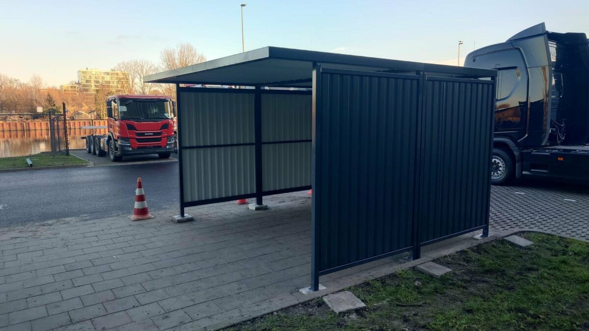 Maatwerk fietsoverkapping in Staphorst – Leipzig L-vorm met fietsoplaadpunten 5 Fietsoverkapping Leipzig maatwerk 4 x 4m bij Scania in Zwolle