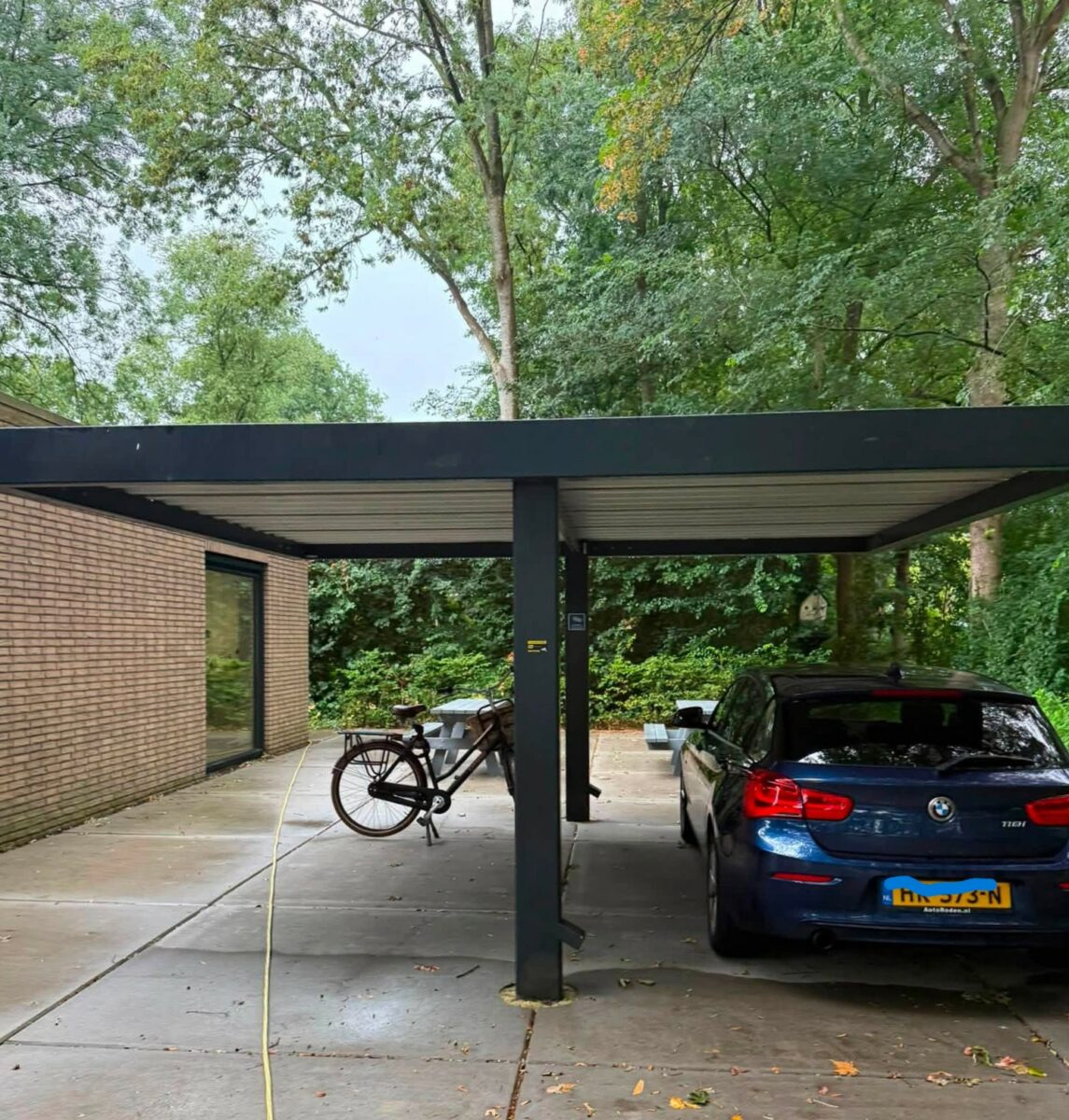 Welke wand kies je voor een fietsenstalling? Hout, glas, staal of polycarbonaat 9 Fietsoverkapping Dublin in Heerenveen vijf jaar na plaatsing