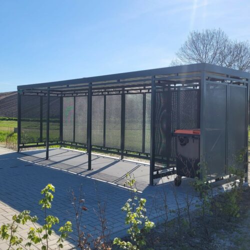 Fietsoverkapping Hagen – Luxe Design & Maatwerk 78 Totaalbeeld van een moderne Fietsoverkapping model Hagen van 8 meter met containeropstelling geplaatst bij Stainkoeln BV in Groningen