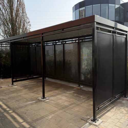 Fietsoverkapping Hagen – Luxe Design & Maatwerk 109 Fietsoverkapping Hagen van SKWshop met containeropstelling geplaatst bij Medipoort in Zoetermeer.