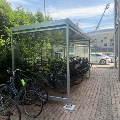 Fietsoverkapping Manheim - Modern en Maatwerk 97 Zijaanzicht van de verzinkte fietsoverkapping Manheim in Den Haag met overdekte fietsparkeerplaatsen voor circa 20 fietsen.