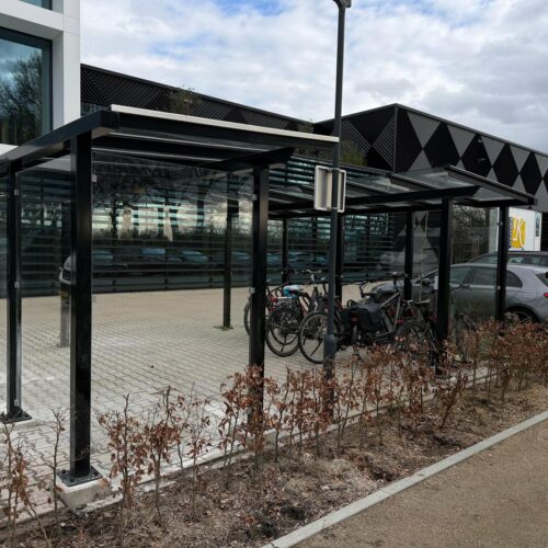 Fietsoverkapping Model City 36 Twee fietsoverkappingen model City met glazen wanden en dak van veiligheidsglas geplaatst bij Kempen Cladding in Bergeijk
