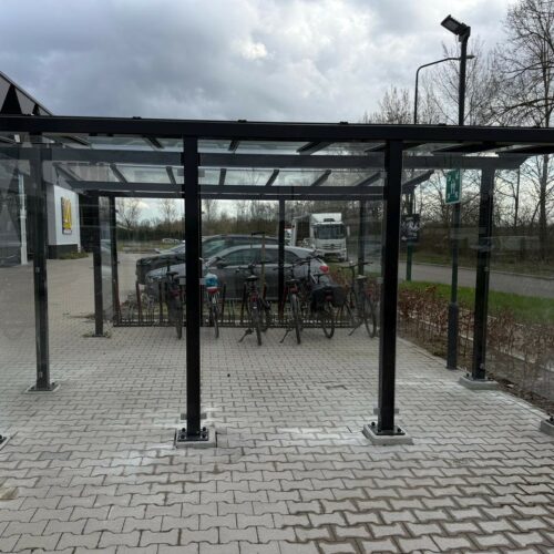 Fietsoverkapping Model City 51 Fietsoverkapping City met glazen achterwand en zijwanden van gehard veiligheidsglas bij Kempen Cladding in Bergeijk