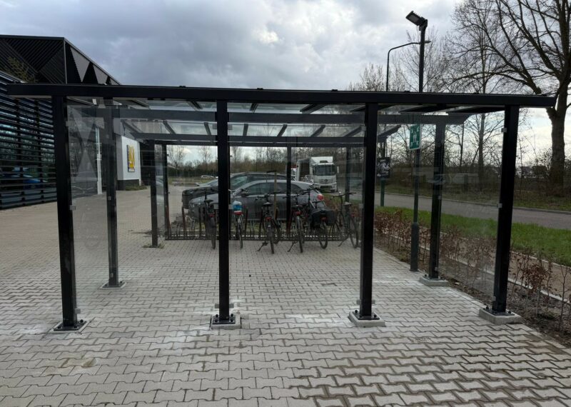 Fietsoverkapping City met glazen achterwand en zijwanden van gehard veiligheidsglas bij Kempen Cladding in Bergeijk