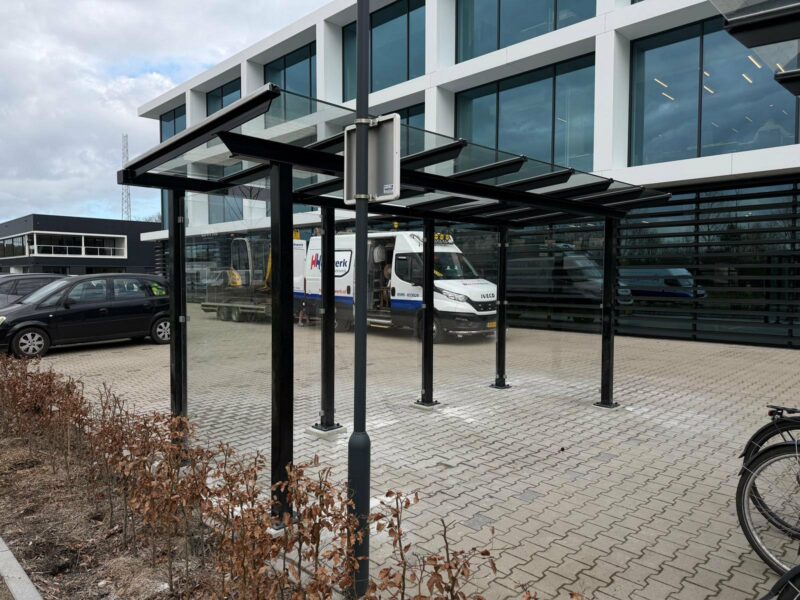 Montage fietsoverkapping op prefab betonpoeren 30x30 cm in Bergeijk