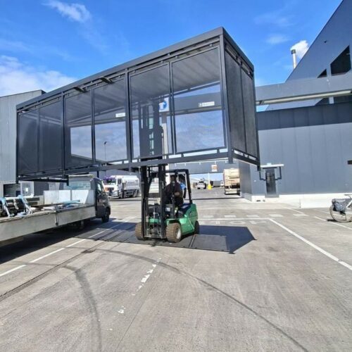 Fietsoverkapping Hagen – Luxe Design & Maatwerk 114 Fietsoverkapping Hagen 6 meter lossen met heftruck op bedrijfsterrein Veurne