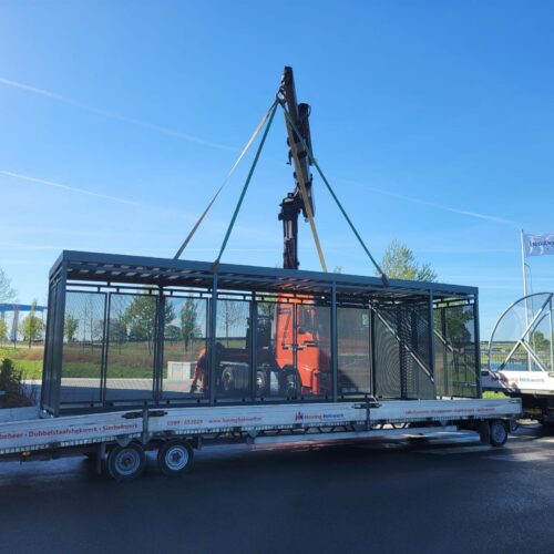 Fietsoverkapping Hagen – Luxe Design & Maatwerk 74 Levering van een moderne maatwerk Fietsoverkapping model Hagen van 8 meter bij Stainkoeln BV in Groningen inclusief containeropstelling