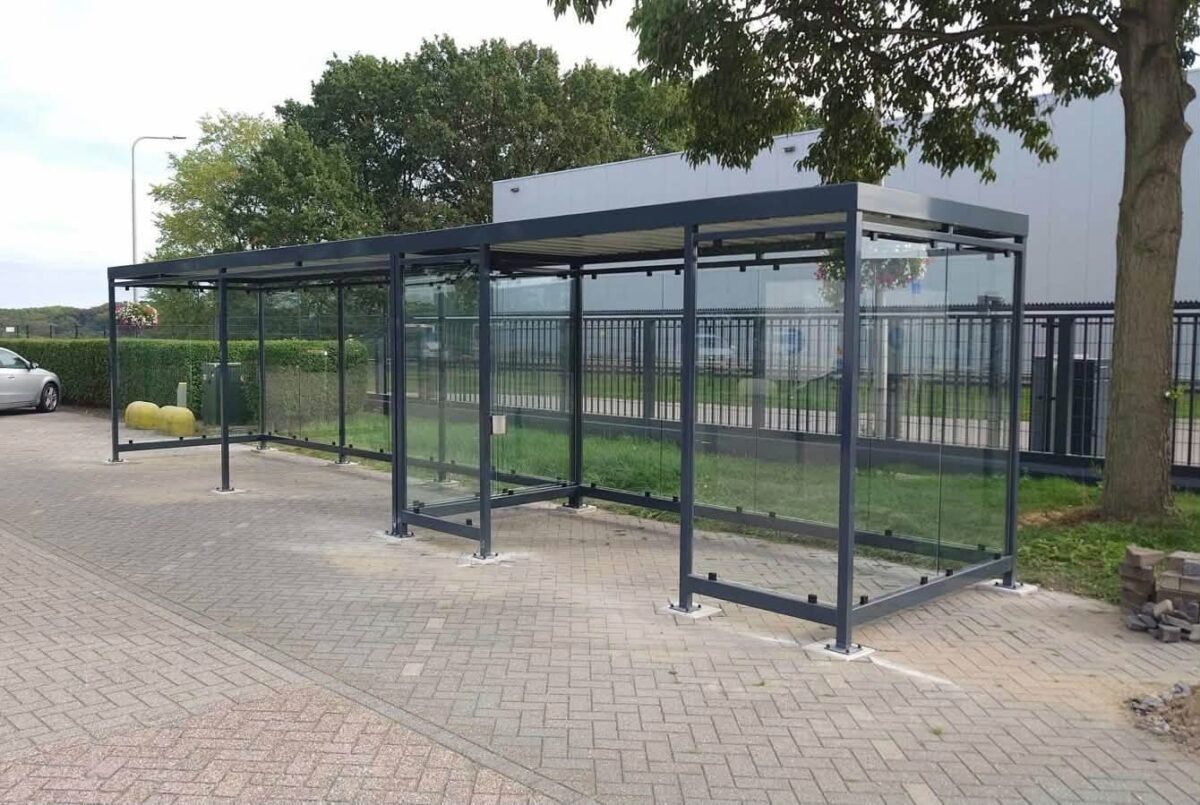 Rookoverkapping en fietsoverkapping Manheim 10 x 2 meter geplaatst in RAL 7016 2 Fietsoverkapping en rookoverkapping combinatie 8 x 2 meter in Kerkrade met wanden van ESG veiligheidsglas