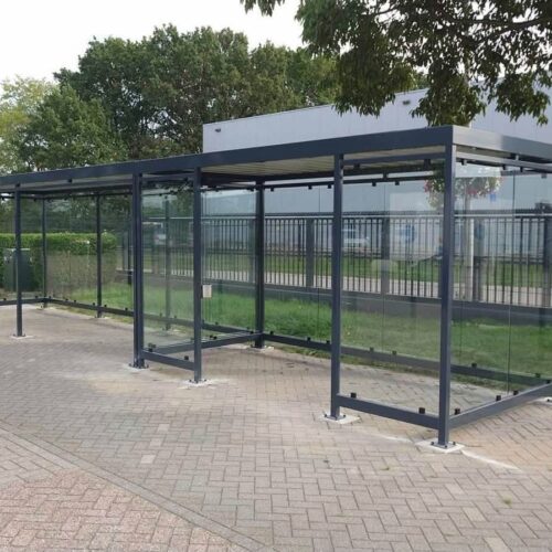 Fietsoverkapping Manheim - Modern en Maatwerk 72 Fietsoverkapping en rookoverkapping combinatie 8 x 2 meter in Kerkrade met wanden van ESG veiligheidsglas