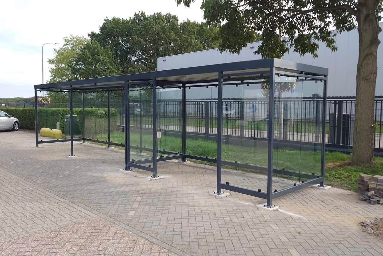 Fietsoverkapping Manheim - Modern en Maatwerk 24 Fietsoverkapping en rookoverkapping combinatie 8 x 2 meter in Kerkrade met wanden van ESG veiligheidsglas