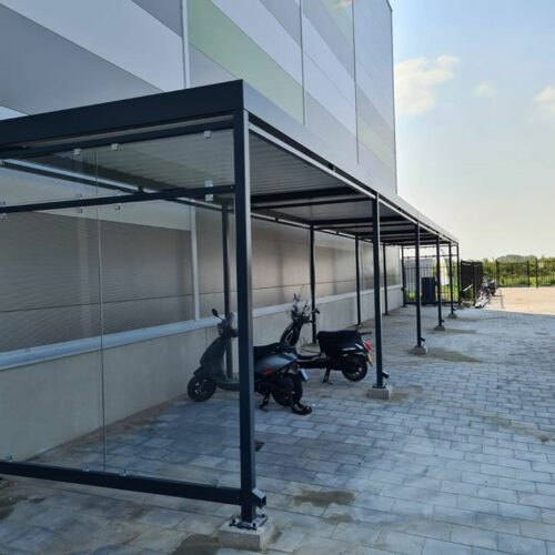 Fietsoverkapping Manheim - Modern en Maatwerk 91 Moderne fietsoverkapping Manheim met glazen zijwanden bij de gemeente Roosdaal