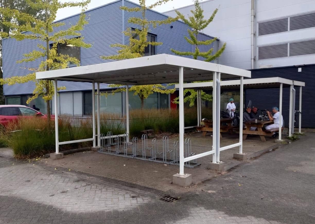 Fietsoverkapping Leipzig – Budgetvriendelijk & Schakelbaar 62 Twee overkappingen model Leipzig, één gebruikt als fietsoverkapping en één als rookoverkapping