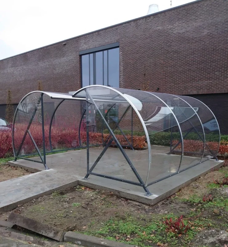 Fietsoverkapping BF1000 4 meter, twee stuks tegenover elkaar geplaatst, uitgevoerd in RAL-kleur
