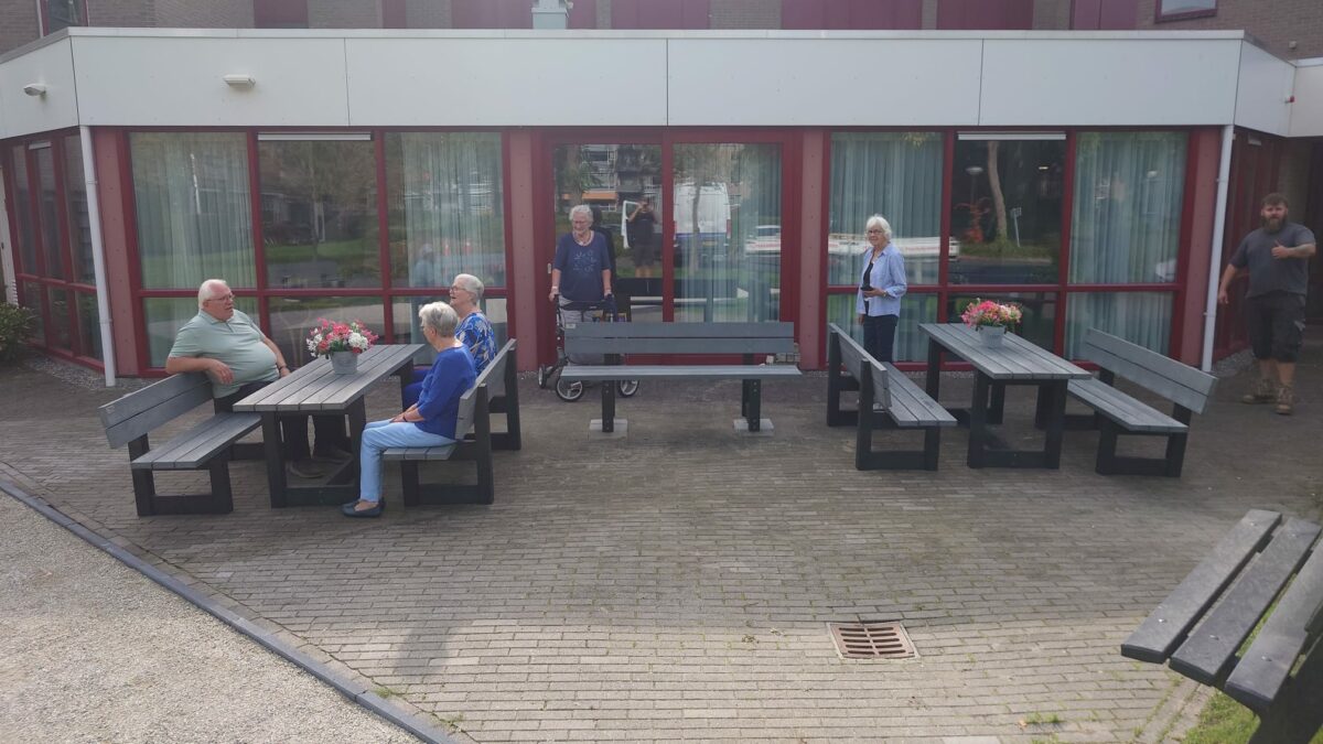 Kunststof parkbanken en parkmeubilair geplaatst bij Nieuw Laarhof in Zuidlaren 1 Govaplast kunststof parkbanken en tafels bij Bewonersvereniging Nieuw Laarhof in Zuidlaren