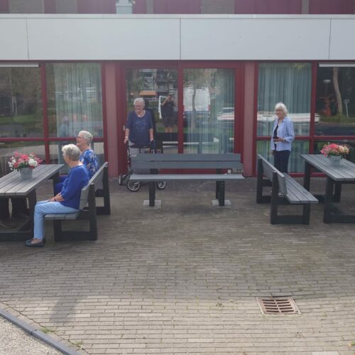 Kunststof Picknicktafel London 49 Govaplast kunststof parkbanken en tafels bij Bewonersvereniging Nieuw Laarhof in Zuidlaren